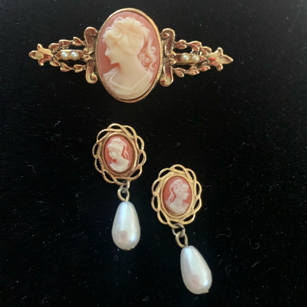 Gold-Tone Cameo Brooch and Drop Earrings Set in Pink and Cream